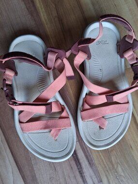 Teva Sandals Women 9 Hurricane terra dactyl  style salmon color
